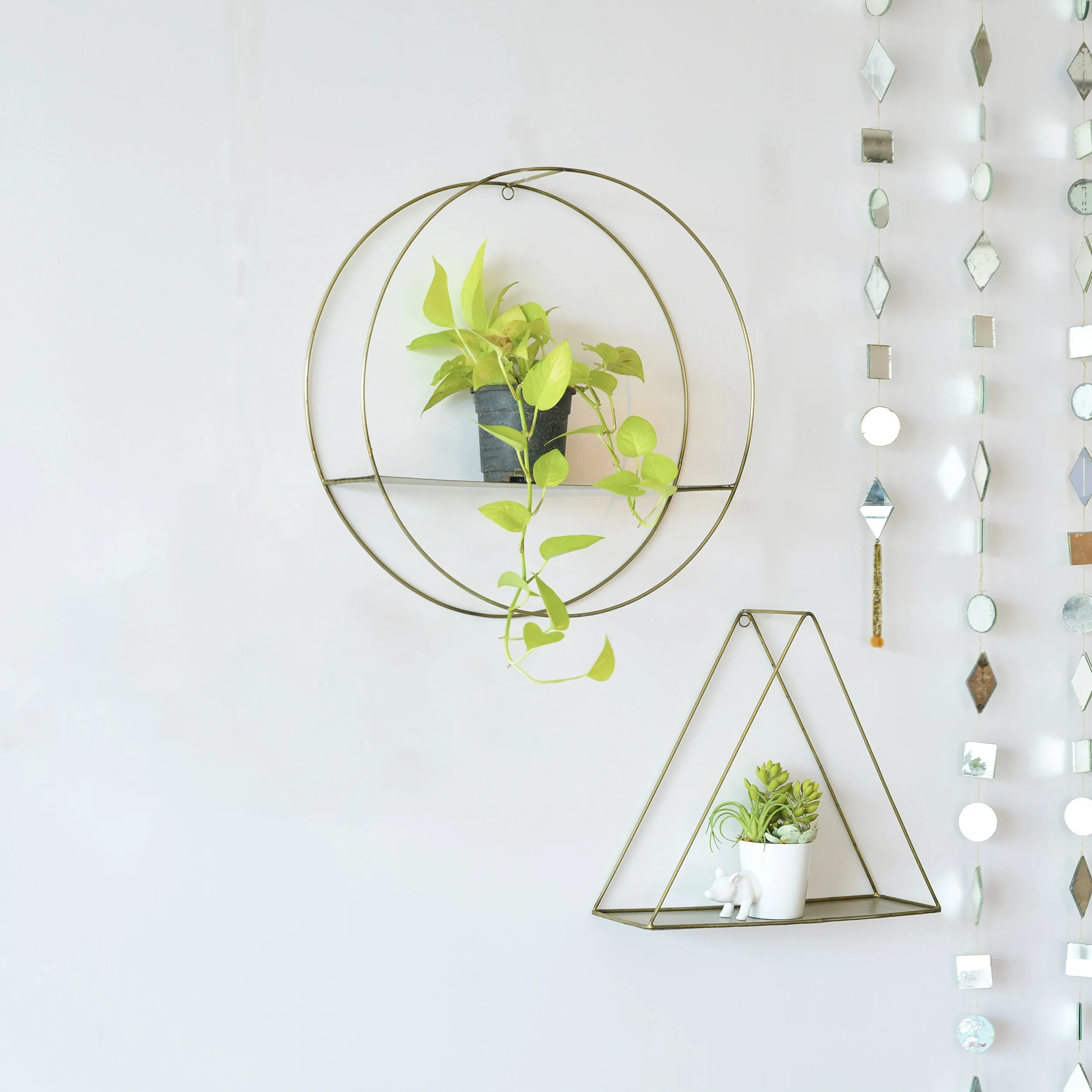 Set of 2 Metal Hanging Shelves in Gold Finish