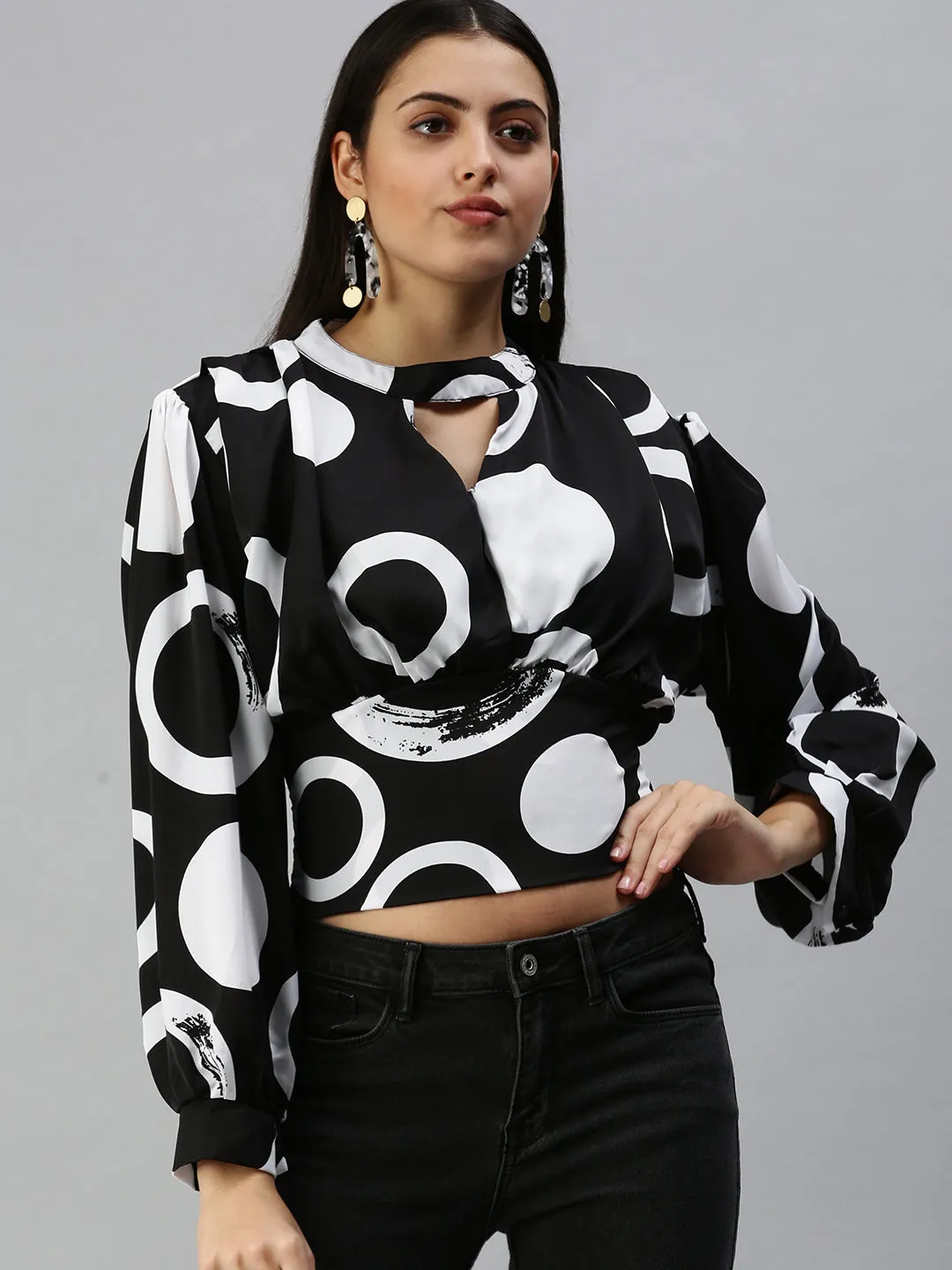 Women Black Geometric Print Keyhole Neck Crepe Cinched Waist Crop Top