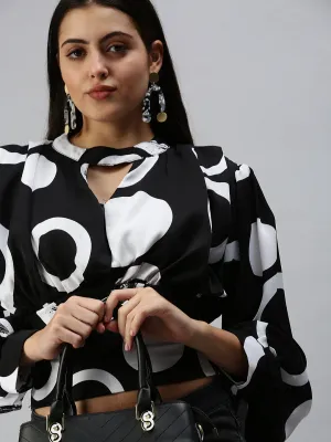 Women Black Geometric Print Keyhole Neck Crepe Cinched Waist Crop Top
