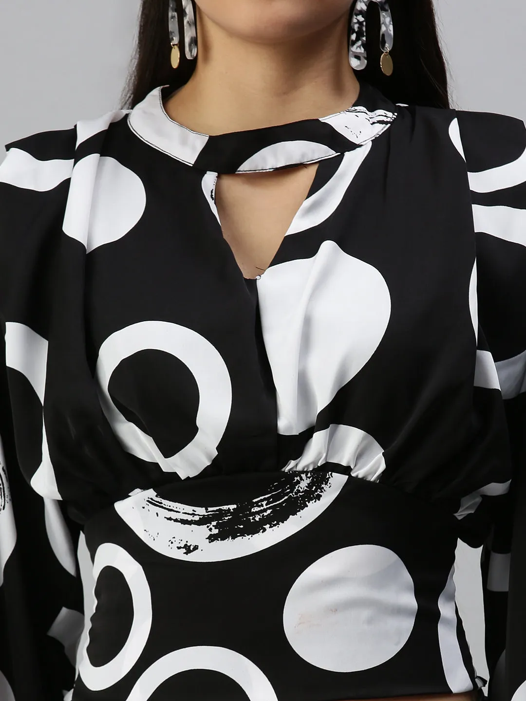 Women Black Geometric Print Keyhole Neck Crepe Cinched Waist Crop Top