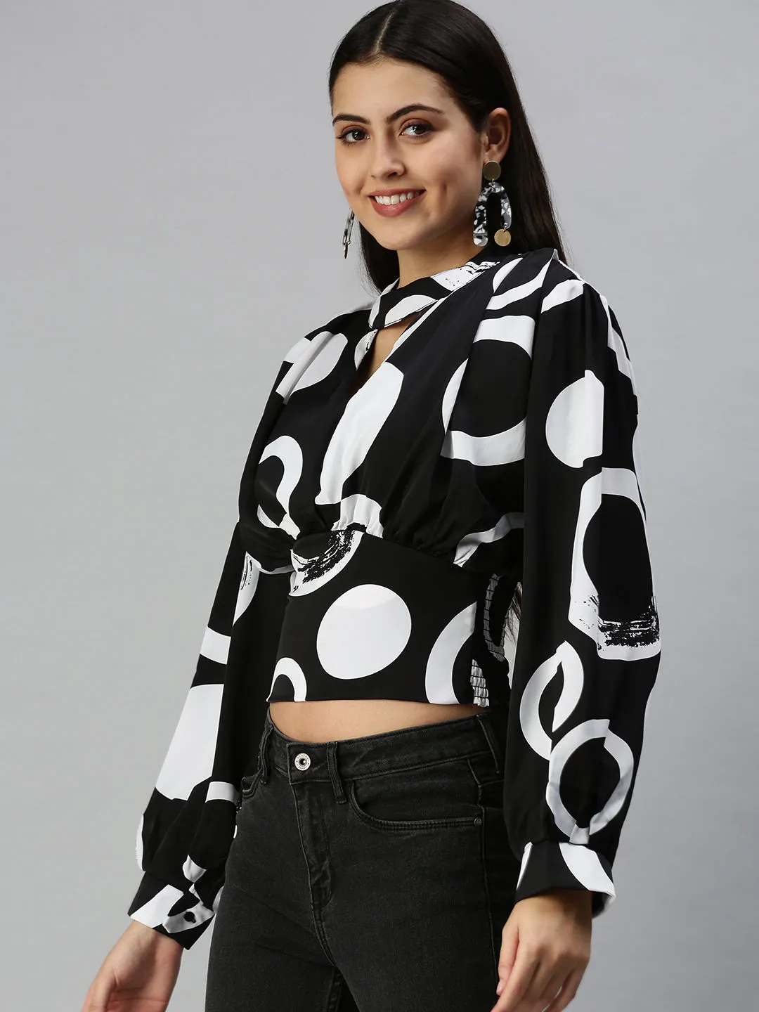 Women Black Geometric Print Keyhole Neck Crepe Cinched Waist Crop Top